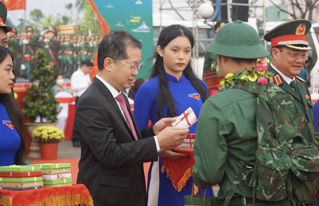 Bí thư Thành ủy Đà Nẵng, Nguyễn Văn Quảng tặng hoa, quà động viên các tân binh lên đường nhập ngũ (Ảnh Đ.Minh)