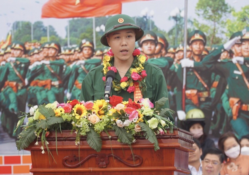 Tân binh Nguyễn Thanh Dũng, đại diện các tân binh hứa sẽ không ngừng nỗ lực rèn luyện, phấn đấu vươn lên hoàn thành xuất sắc nhiệm vụ được giao.