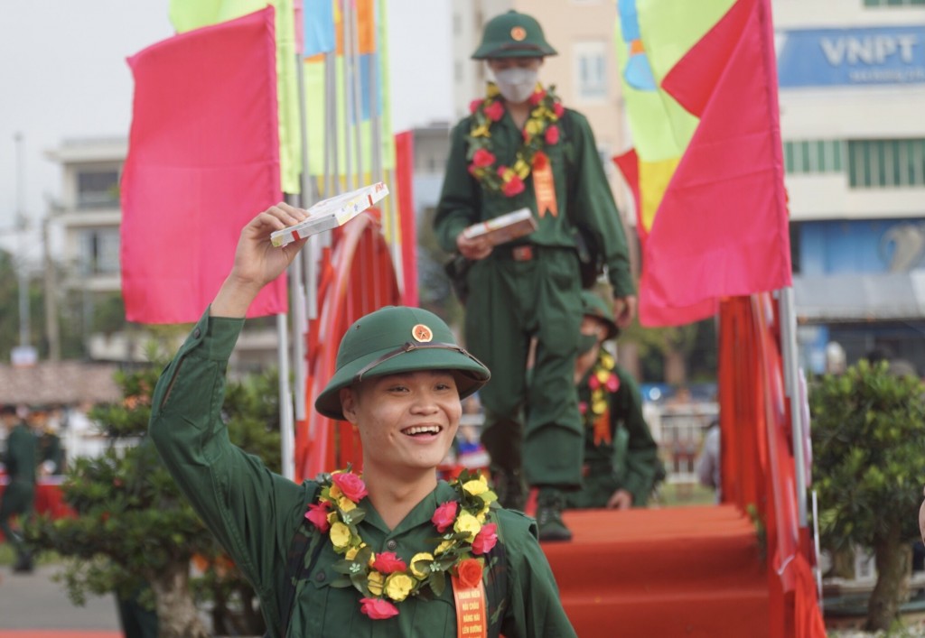 Các tân binh bước qua “Cầu vinh quang” lên đường nhập ngũ (Ảnh Đ.Minh)