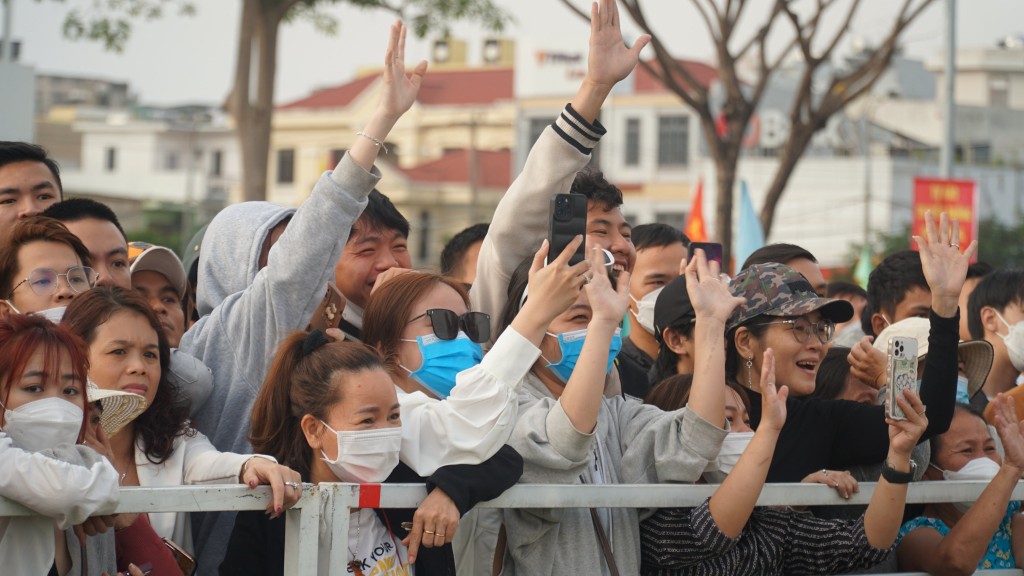 Đông đảo người thân, bạn bè cổ vũ tinh thần, chúc các tân binh nhập ngũ hoàn thành tốt nhiệm vụ trong thời gian thực hiện nghĩa vụ (Ảnh Đ.Minh)