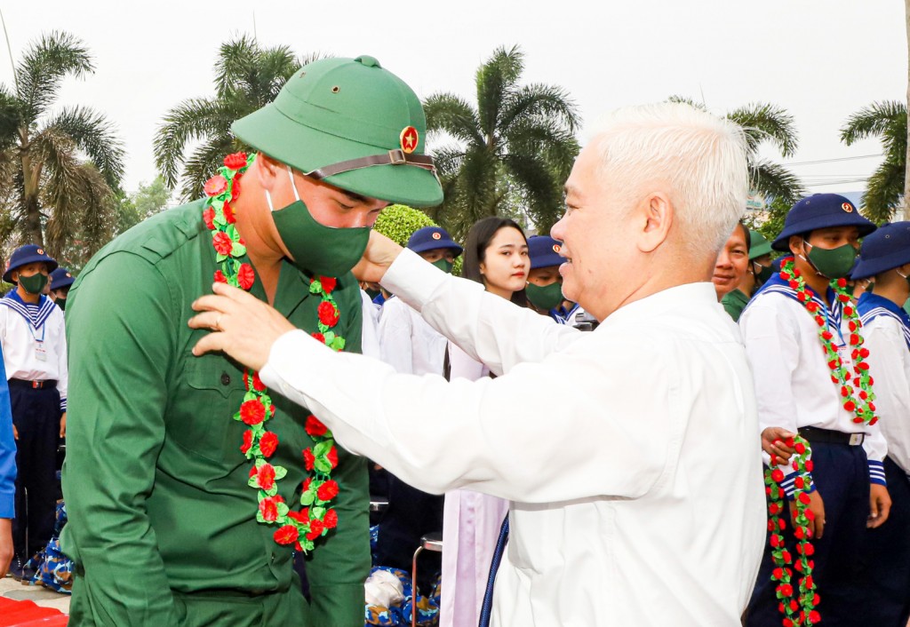 Bí thư Tỉnh ủy Nguyễn Văn Lợi ân cần thăm hỏi, động viên tân binh lên đường nhập ngũ. Ảnh: Quốc Chiến