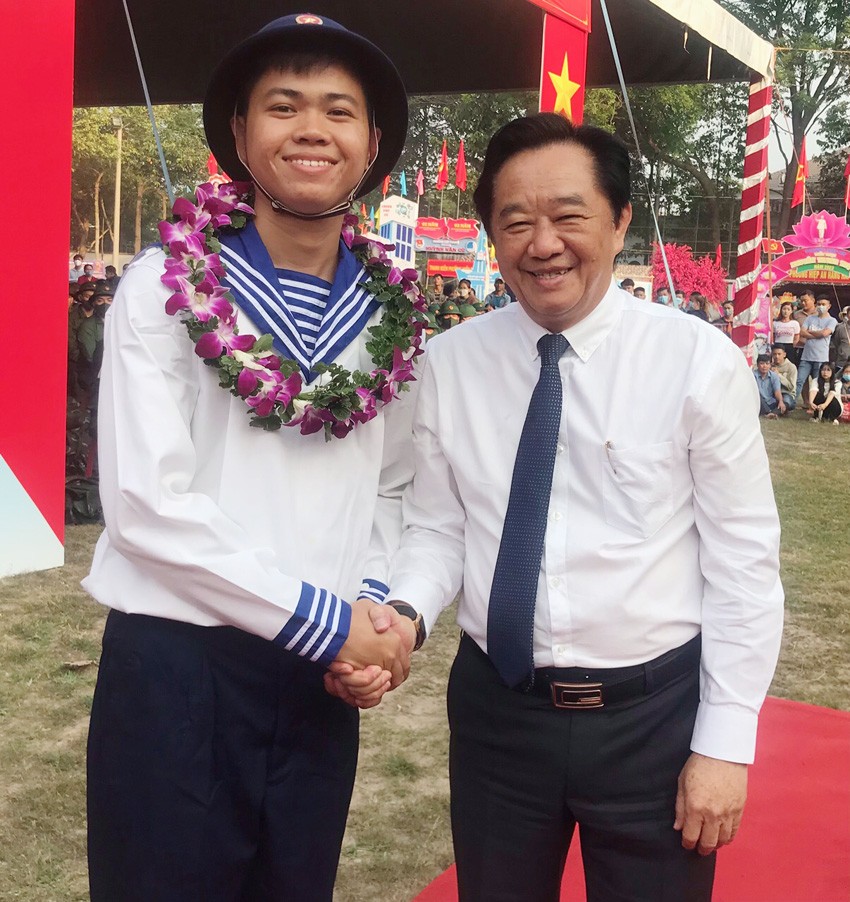 Phó Bí thư Thường trực Tỉnh ủy Nguyễn Hoàng Thao trao vòng hoa, động viên thanh niên TP.Thủ Dầu Một trúng tuyển lên đường nhập ngũ