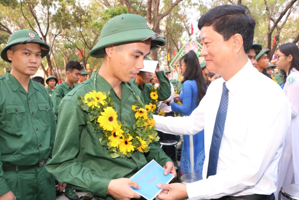 Ông Võ Văn Minh, Phó Bí thư Tỉnh ủy, Chủ tịch UBND tỉnh, tặng hoa động viên tân binh lên đường nhập ngũ.