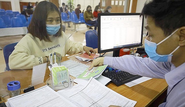 Người lao động mất việc tới làm thủ tục nhận các chế độ Bảo hiểm thất nghiệp tại Trung tâm Dịch vụ việc làm Hà Nội