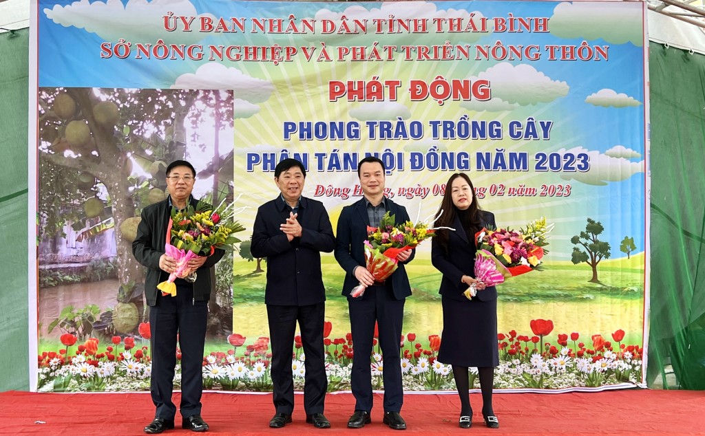 Đại diện doanh nghiệp tài trợ cây giống mít dai vàng trao tượng trưng cho các địa phương.