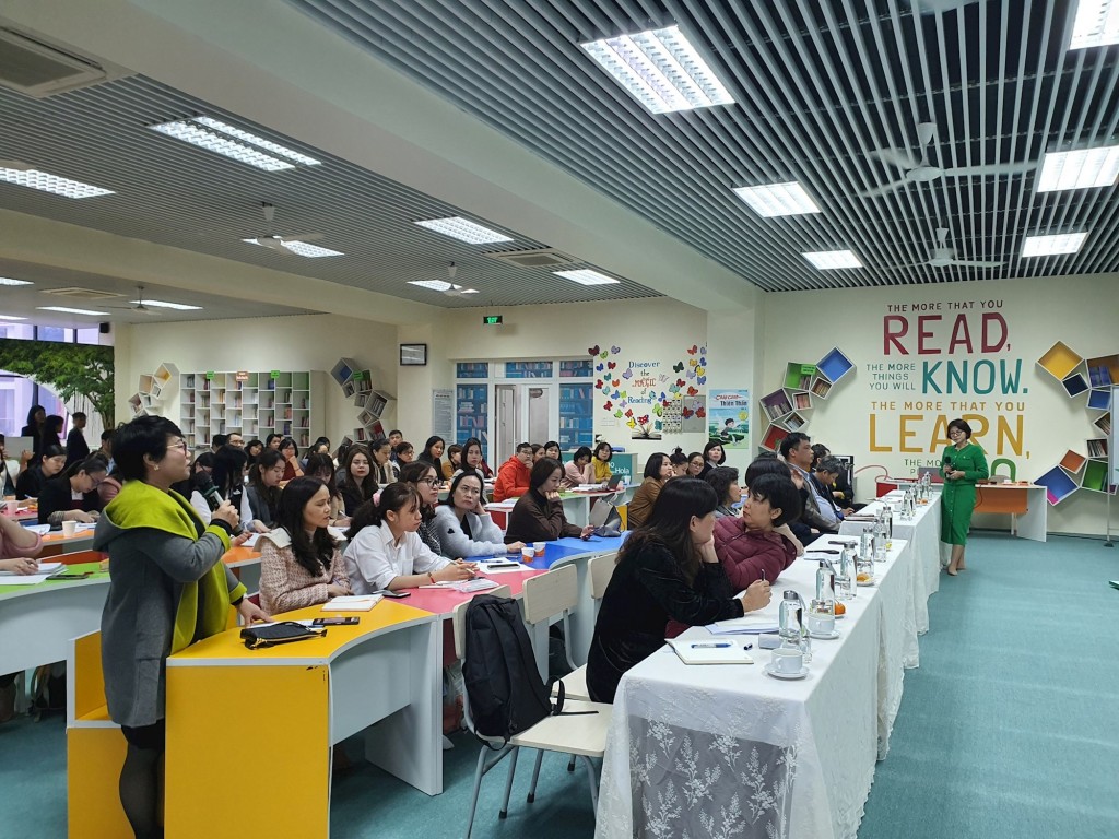 Giáo viên các trường trung học cơ sở quận Thanh Xuân và huyện Hoài Đức trao đổi kinh nghiệm dạy học.