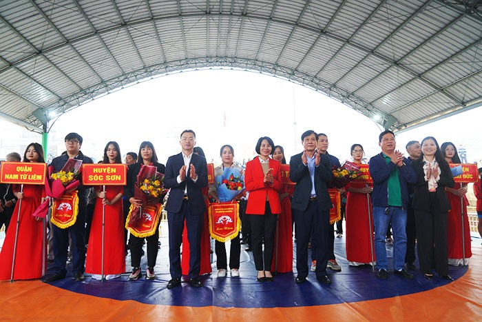 Phó Giám đốc Sở Văn hóa và Thể thao Hà Nội Phạm Xuân Tài cùng lãnh đạo Tổng cục Thể dục Thể thao, Liên đoàn Vật Việt Nam, huyện Đan Phượng tặng hoa, cờ lưu niệm tới các đoàn tham gia giải đấu