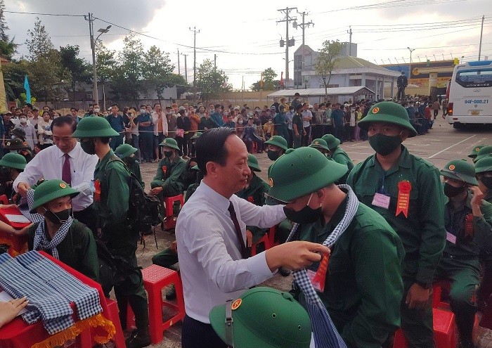 Chủ tịch UBND tỉnh Phạm Văn Thiều quàng khăn động viên tân binh trước giờ lên đường nhập ngũ