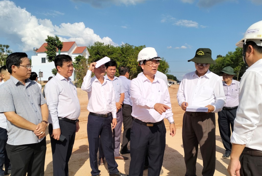  Ông Nguyễn Văn Dành khảo sát, nghe đơn vị thi công báo cáo tiến độ thực hiện đoạn tuyến đường từ cầu Tam Lập đến Đồng Phú