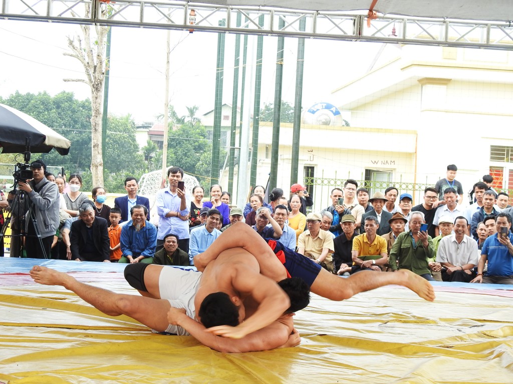 Đô vật Cấn Tất Dư (Huy chương vàng Seagames) và Cấn Tất Thường thi đấu biểu diễn trước sự cổ vũ nhiệt liệt của khán giả