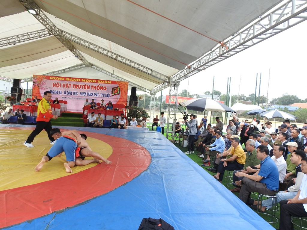 Các đô vật địa phương tranh tài