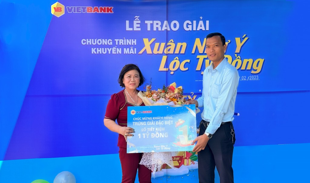 Khách hàng Nguyễn Thị Thu là người trúng giải đặc biệt chương trình khuyến mãi “Xuân như ý, Lộc tỷ đồng” được Vietbank trao tặng