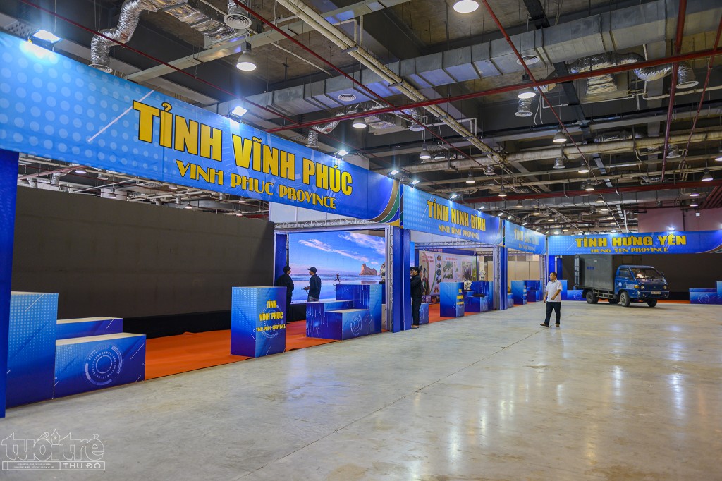 Công tác bố trí, trang trí, khánh tiết hội trường, phòng chờ, lễ tân, chuẩn bị màn hình led... đã được triển khai đồng bộ, sẵn sàng phục vụ. 