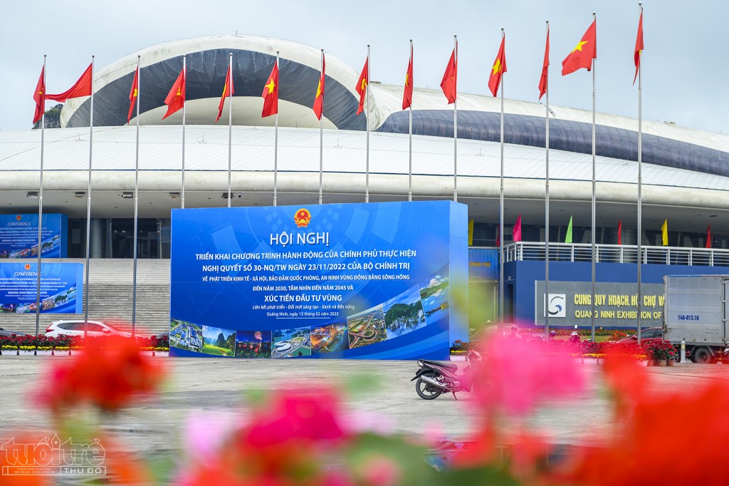 Công tác chuẩn bị cho Hội nghị Xúc tiến đầu tư đã được Sở Kế hoạch và Đầu tư, Ban Quản lý Khu kinh tế tỉnh, Ban Xúc tiến và Hỗ trợ đầu tư tỉnh, các địa phương... phối hợp đẩy nhanh thực hiện. Tới thời điểm này, tài liệu mời gọi doanh nghiệp, danh sách các dự án được trao giấy chứng nhận đăng ký đầu tư, danh mục kêu gọi đầu tư vùng, danh mục kêu gọi đầu tư địa phương; kịch bản công bố Quy hoạch tỉnh Quảng Ninh thời kỳ 2021-2030, tầm nhìn đến năm 2050 và Quy hoạch chung TP Hạ Long đến năm 2040... đã cơ bản hoàn thiện, sẵn sàng đáp ứng phục vụ các chương trình tại Hội nghị.