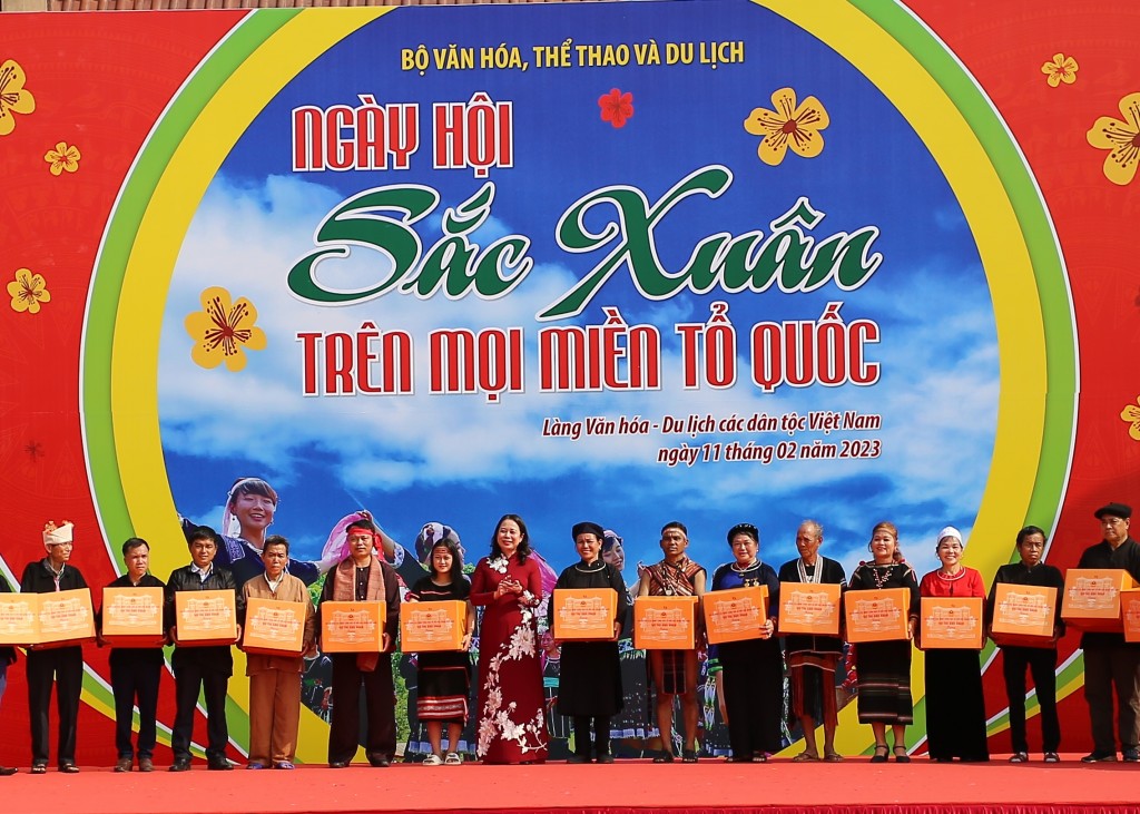 Quyền Chủ tịch nước Võ Thị Ánh Xuân đã tặng quà cho đại diện 25 dân tộc tham gia Ngày hội