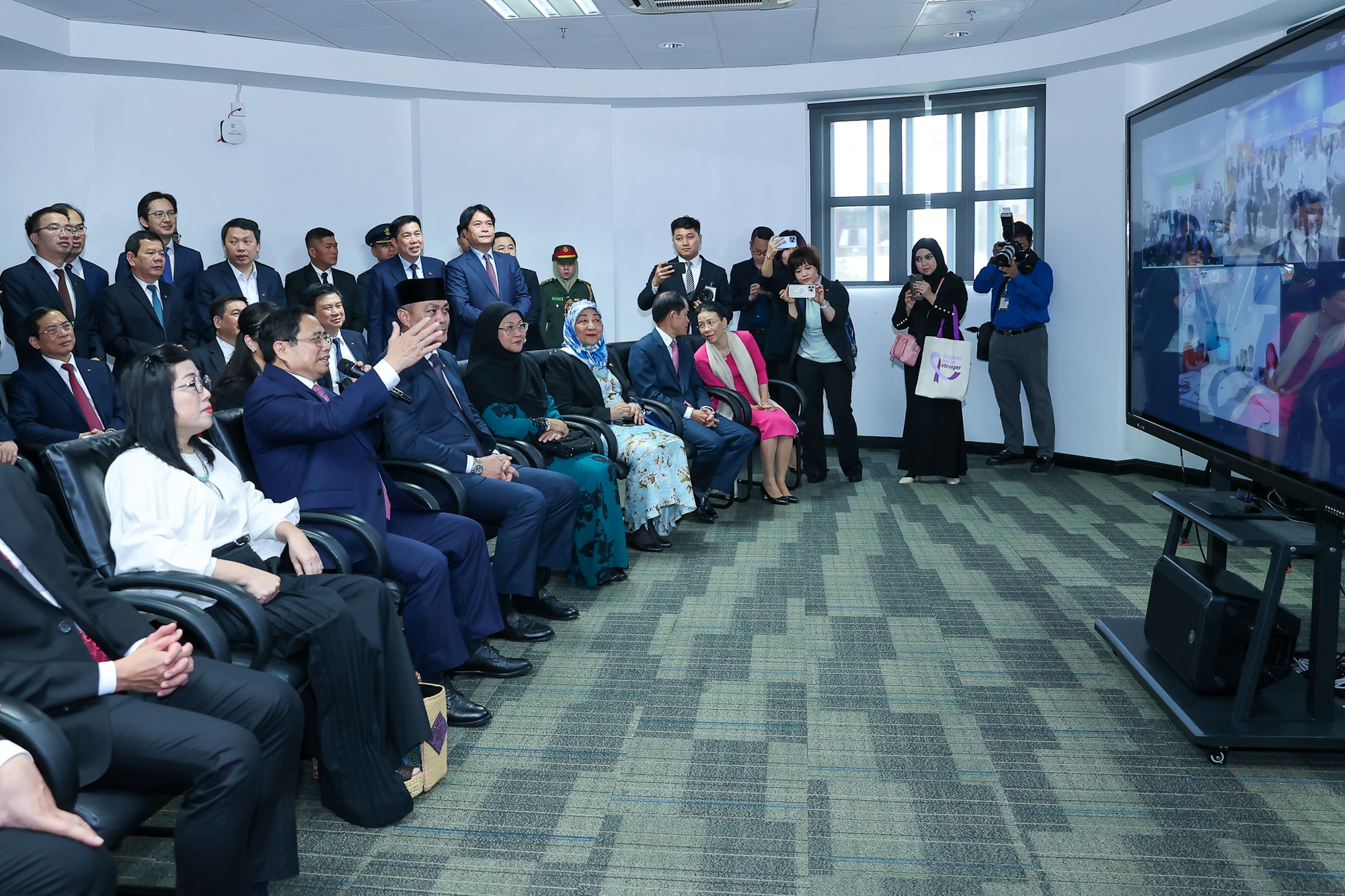 Thủ tướng thăm Đại học Quốc gia và lớp học tiếng Việt tại Brunei