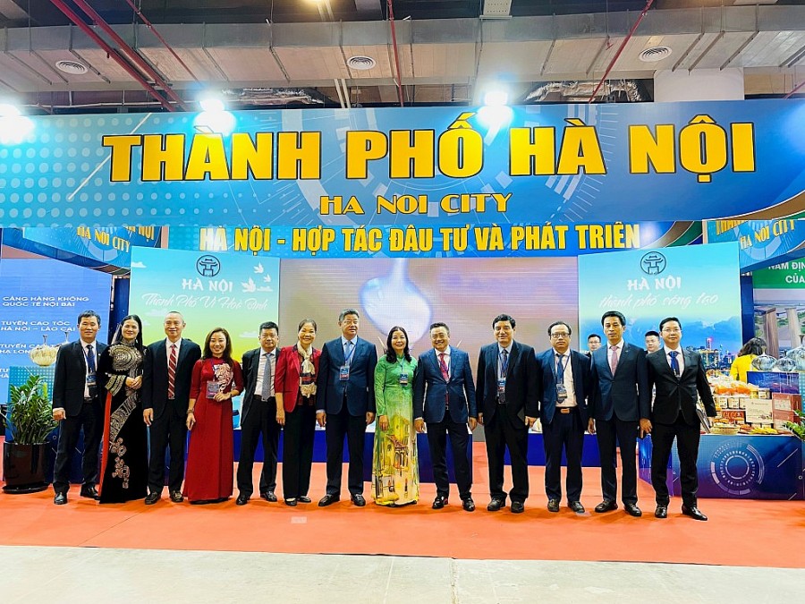 Chủ nhiệm Ủy ban Văn hóa, Giáo dục của Quốc hội Nguyễn Đắc Vinh; Chủ tịch UBND thành phố Hà Nội Trần Sỹ Thanh cùng lãnh đạo thành phố, các sở, ngành tại gian trưng bày của thành phố Hà Nội bên lề hội nghị. 