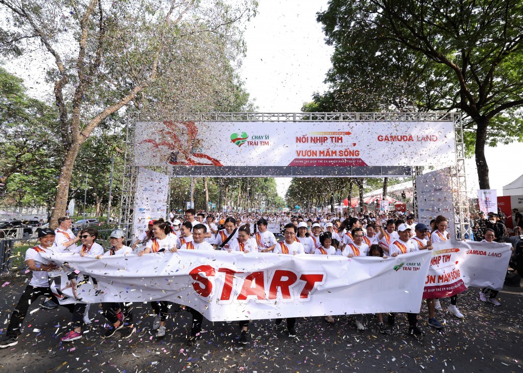 Gần 10.000 người đã đến tham dự ngày chạy bộ đồng hành Chạy Vì Trái Tim 2023 tại Celadon City