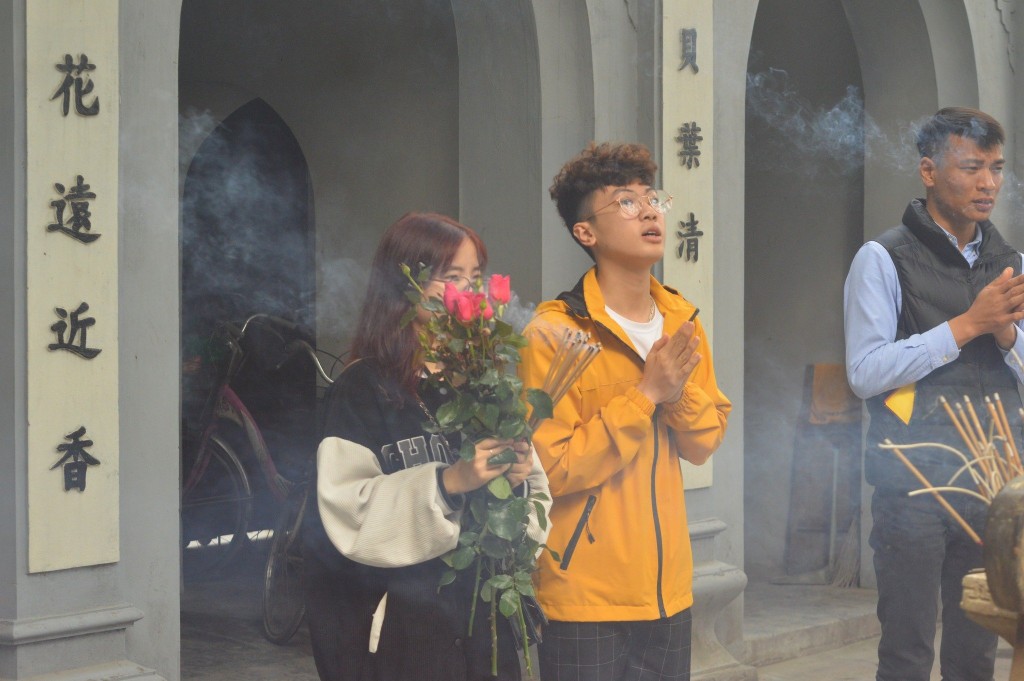 Nhiều bạn trẻ đến chùa Hà dịp Valentine