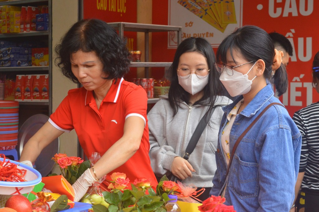 Dịp Valentine, “nam thanh nữ tú” Thủ đô nô nức đến chùa Hà cầu duyên