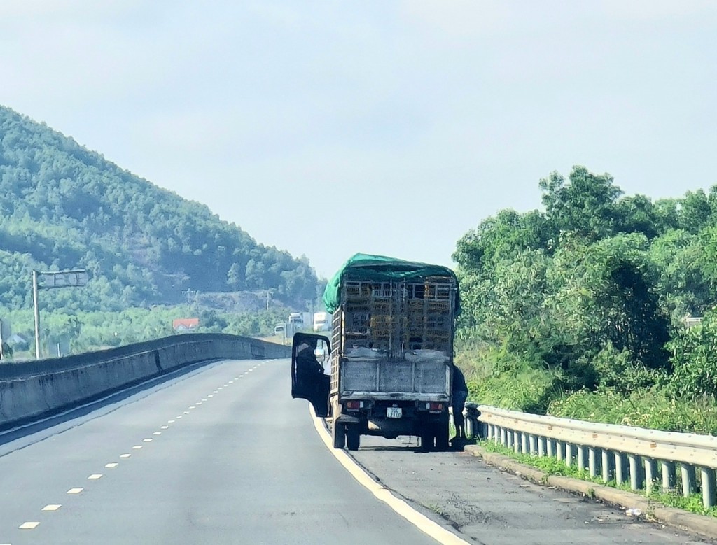 Xe tải dừng đỗ trái quy định, để cửa xe ra phần làn  đường cho xe chạy 120Km trên giờ