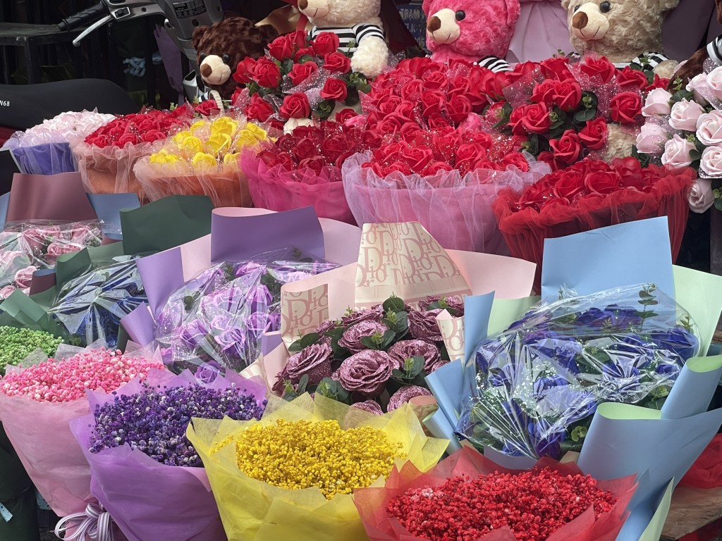 1.	Thị trường hoa tươi trước thềm Valentine 14/2 tại TP Hồ Chí Minh đặc biệt sôi động