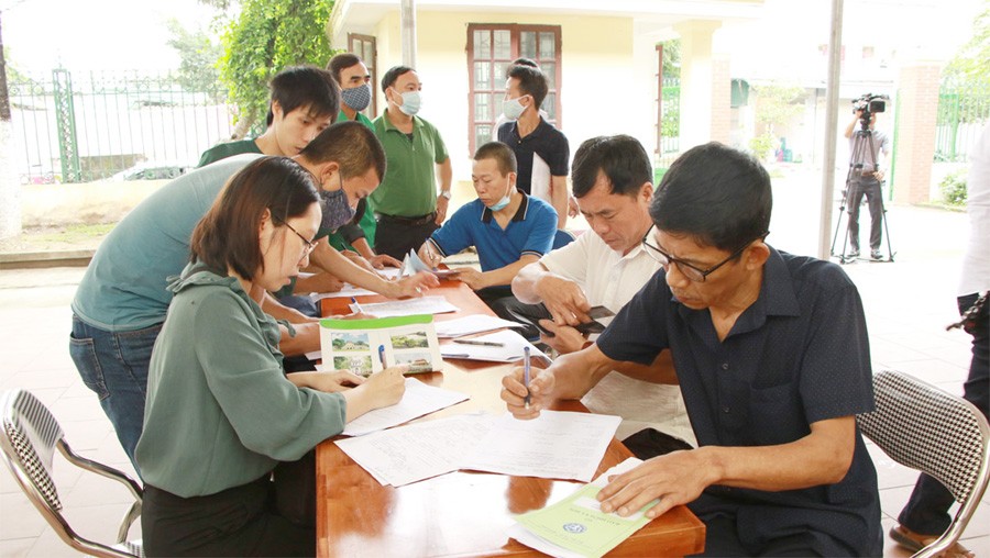 Người lao động đến Trung tâm dịch vụ việc làm trong các phiên giao dịch việc làm để làm thủ tục trợ cấp thất nghiệp và tư vấn giới thiệu việc làm.