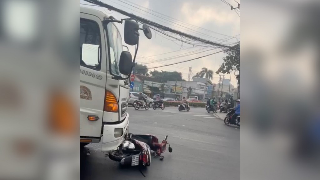 Bình Dương: Xe tải ôm cua cán trúng xe máy, 2 phụ nữ thương vong