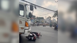 Bình Dương: Xe tải ôm cua cán trúng xe máy, 2 phụ nữ thương vong