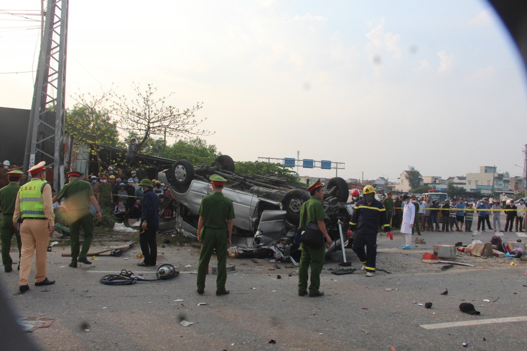 Hiện trường vụ tai nạn nghiêm trọng tại Núi thành khiến 8 người tử vong