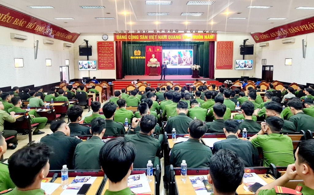 Toàn cảnh chương trình tư vấn, định hướng nghề nghiệp cho các đoàn viên, chiến sỹ thuộc CATP Đà Nẵng