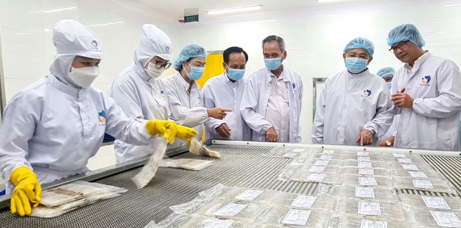 Bí thư Tỉnh ủy - Lữ Văn Hùng và lãnh đạo tỉnh tham quan các khâu sản xuất, chế biến của Công ty TNHH Thủy sản Thái Minh Long.
