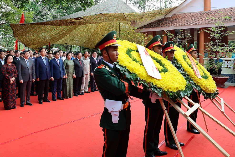 Thủ tướng Phạm Minh Chính dẫn đầu đoàn đại biểu dâng hương, dâng hoa tưởng niệm tại Đền thờ đồng chí Huỳnh Tấn Phát trên quê hương đồng chí - Ảnh: VGP/Nhật Bắc