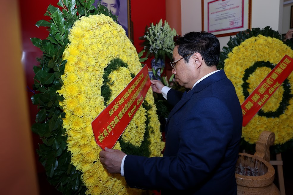 Thủ tướng Phạm Minh Chính tưởng nhớ đồng chí Huỳnh Tấn Phát, nhà lãnh đạo tài năng của Đảng, Nhà nước và cách mạng Việt Nam; một trí thức giàu lòng yêu nước, có uy tín lớn; tấm gương tiêu biểu của khối đại đoàn kết toàn dân tộc; người cộng sản kiên trung, mẫu mực, suốt đời phấn đấu vì độc lập, tự do của Tổ quốc, vì ấm no, hạnh phúc của nhân dân - Ảnh: VGP/Nhật Bắc