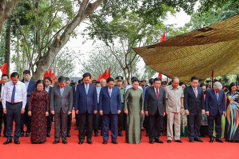 Thủ tướng Phạm Minh Chính cùng các đồng chí lãnh đạo, nguyên lãnh đạo Đảng, Nhà nước và các đại biểu tưởng nhớ đồng chí Huỳnh Tấn Phát - Ảnh: VGP/Nhật Bắc