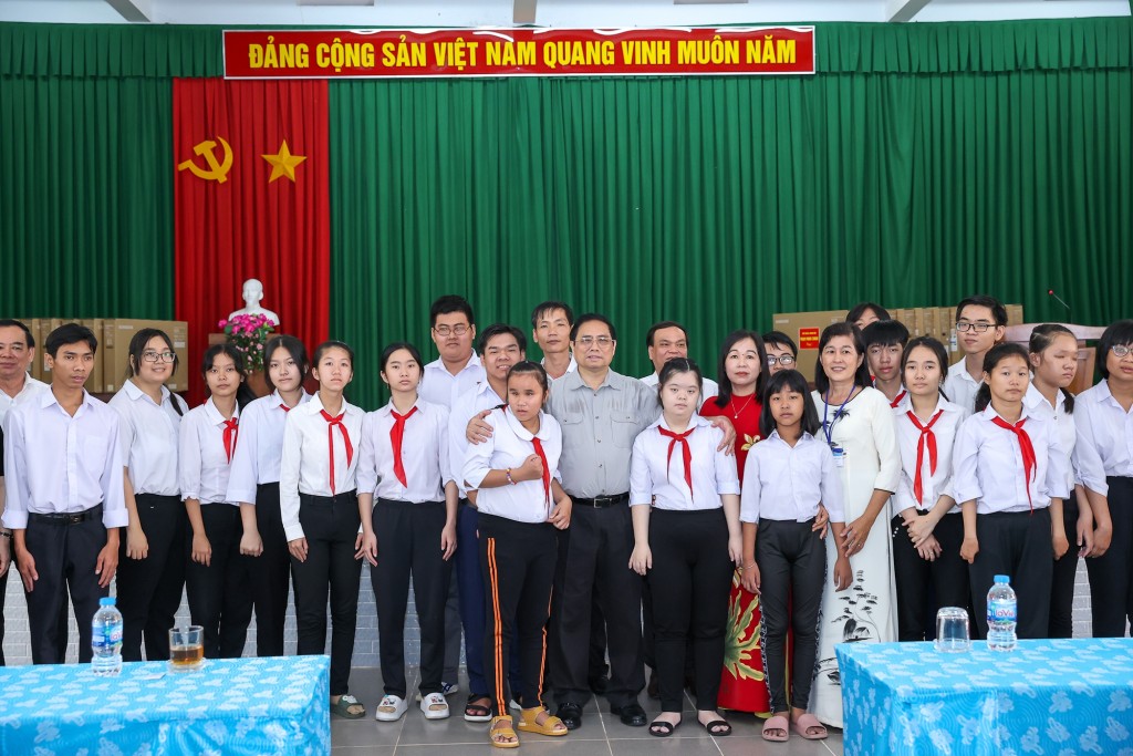 Thủ tướng Chính phủ Phạm Minh Chính thăm các em học sinh Trường nuôi dạy trẻ em khuyết tật tỉnh Bến Tre (xã Sơn Đông, thành phố Bến Tre) - Ảnh: VGP/Nhật Bắc