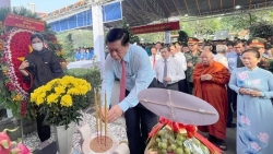Dâng hương tưởng niệm nhân kỷ niệm 110 năm ngày sinh đồng chí Huỳnh Tấn Phát