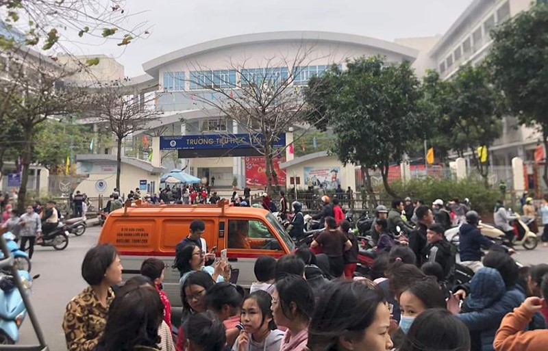 Giáo viên và học sinh trường Tiểu học Yên Hoà sơ tán ra nơi an toàn để tránh hít phải khói độc 