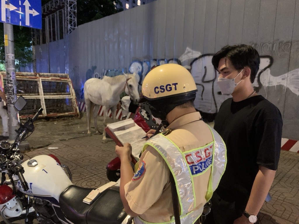 Nam thanh niên bị CSGT xử phạt với hành vi cưỡi ngựa trên đường vào tối 14/2 (nguồn Văn phòng PC08)