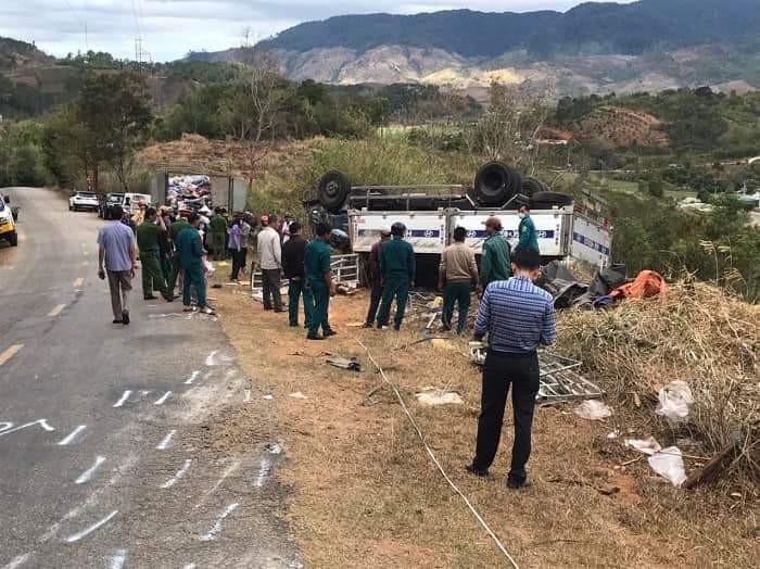 Kon Tum: Lật xe chở hàng từ thiện trên Quốc lộ 40B, 3 người thương vong