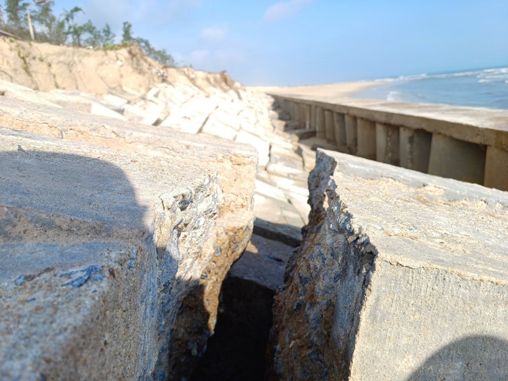 Quảng Nam: Cận cảnh tuyến kè bảo vệ bờ biển Tam Thanh bị sạt lở trầm trọng