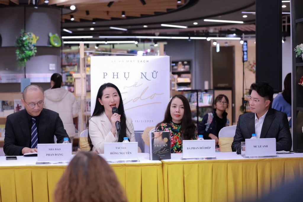 Tác giả Hồng Nguyễn cùng các vị khách mời chia sẻ về cuốn sách