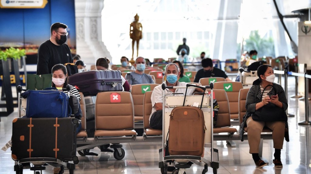 Hành khách tại sân bay quốc tế Suvarnabhumi ở Bangkok, Thái Lan (Ảnh: AFP)