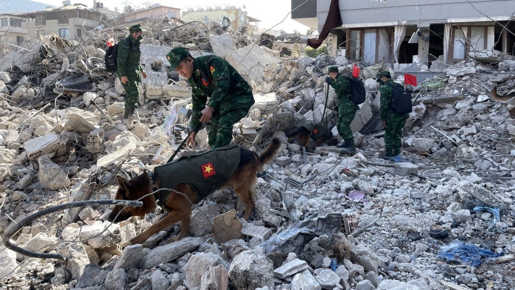 Ấm áp tình người trong thảm họa động đất ở Thổ Nhĩ Kỳ và Syria