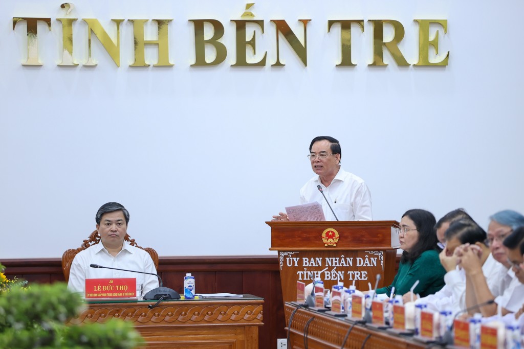 Chủ tịch UBND tỉnh Bến Tre Trần Ngọc Tam báo cáo về tình hình kinh tế-xã hội tỉnh - Ảnh: VGP/Nhật Bắc