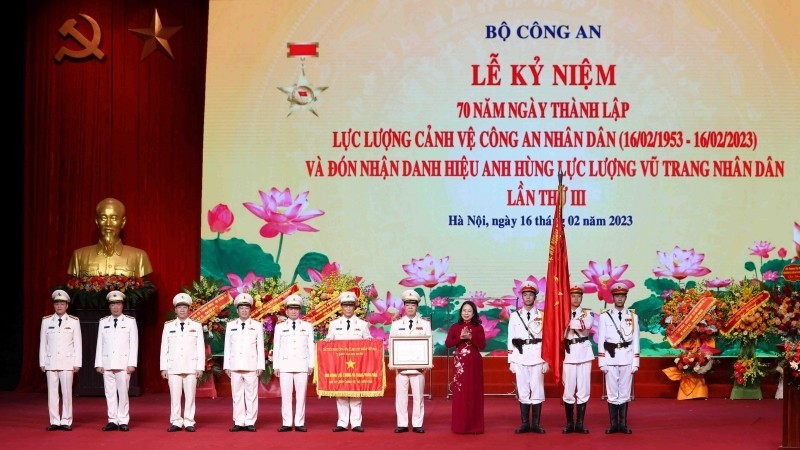 Quyền Chủ tịch nước Võ Thị Ánh Xuân trao danh hiệu Anh hùng Lực lượng vũ trang nhân dân tặng Bộ Tư lệnh Cảnh vệ