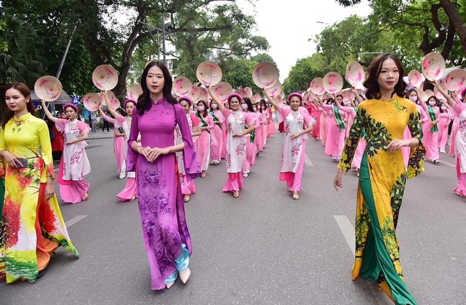 Lễ hội Áo dài Hà Nội 2022 là sự kiện văn hóa tiêu biểu của Hà Nội, góp phần thu hút khách du lịch