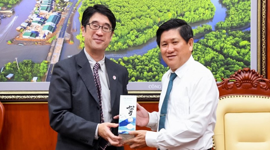 Phó chủ tịch UBND tỉnh Cà Mau Lê Văn Sử (bên phải), trao quà lưu niệm cho ông Matsumoto Nobuyuki, Trưởng đại diện Văn phòng JETRO Tp. Hồ Chí Minh.