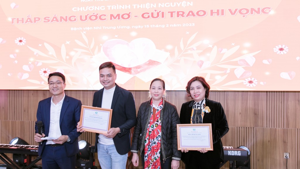 Học sinh Tiểu học Dịch Vọng B gửi trao hy vọng tới bệnh nhi ung thư