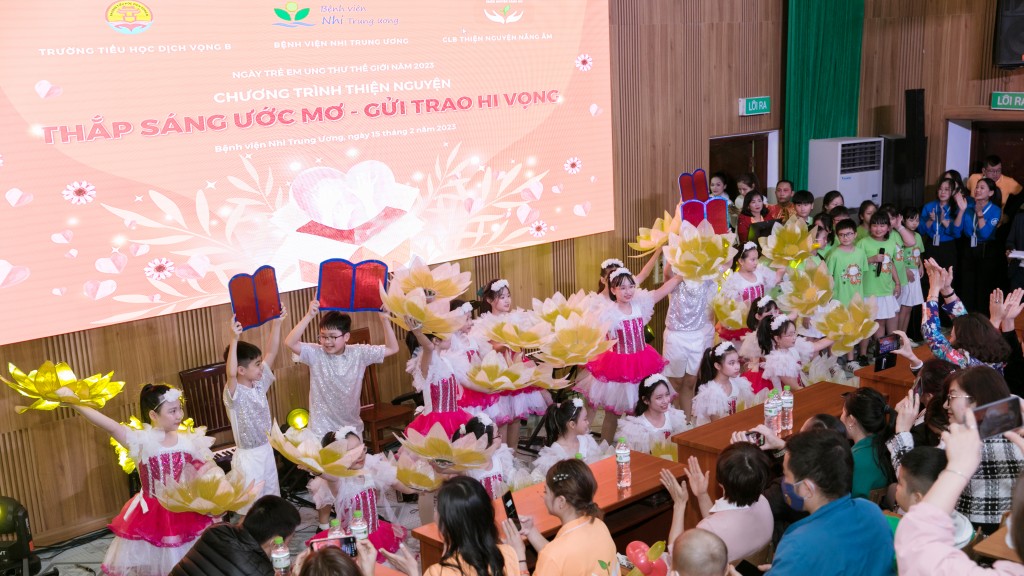 Học sinh Tiểu học Dịch Vọng B gửi trao hy vọng tới bệnh nhi ung thư